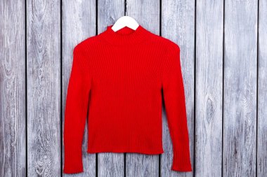 Kırmızı Bayan yün kazak, düz yatıyordu.