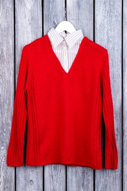 Kırmızı yün kazaklı düz yatıyordu kırmızı gömlek.