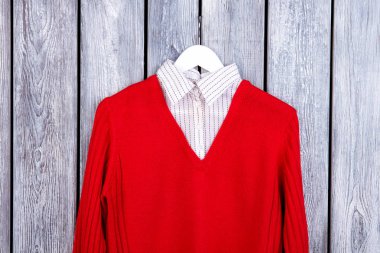 Gömlek yaka kırmızı yün kazaklı.