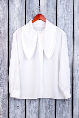 Yaka ile yatıyordu beyaz bluz paylamak.