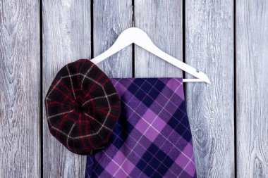 Mor damalı etek ve siyah şapka, üstten görünüm.