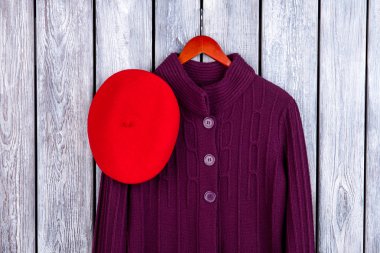 Kış kadın palto ve şapka.