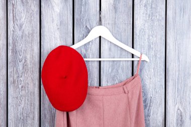 Düz yatıyordu kırmızı elbiseler ve askı.