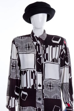 Siyah ve beyaz kıyafet manken üzerinde.