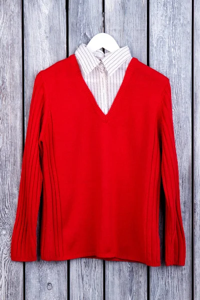 Kırmızı yün kazaklı düz yatıyordu kırmızı gömlek.