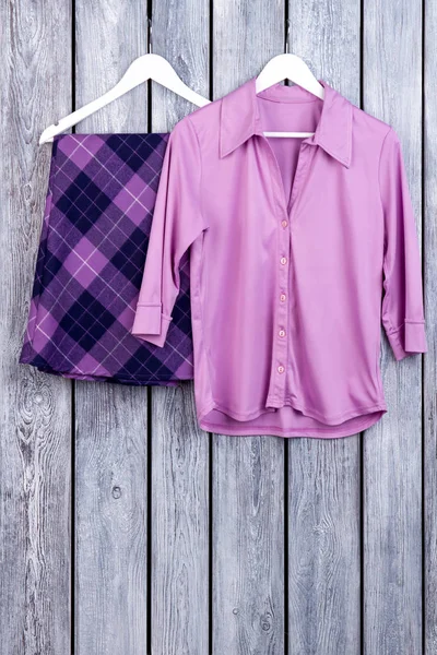 Şık şık mor şık kıyafet.