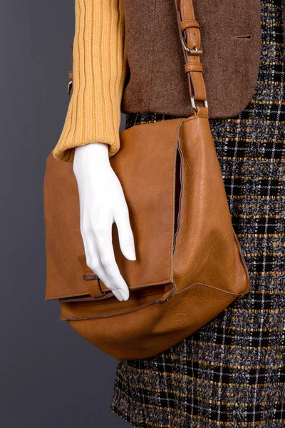 Handtasche und Schaufensterpuppe aus braunem Leder. — Stockfoto