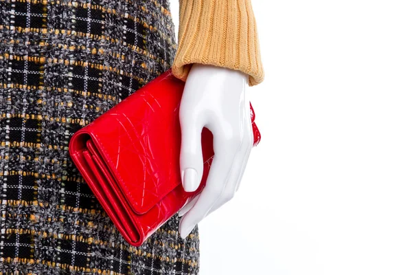 Εσωτερικη μανεκέν χέρι με κόκκινο πορτοφόλι. — Φωτογραφία Αρχείου