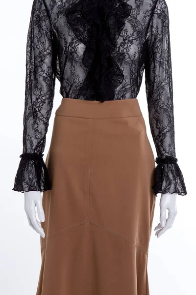 Чорна мереживна блузка і довга коричнева спідниця . — стокове фото