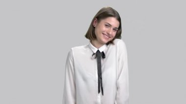 Ağır çekim neşeli genç iş kadını.