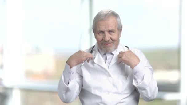 Oudere arts met de stethoscoop. — Stockvideo