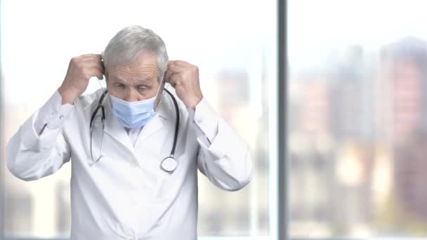 Doutor colocar máscara médica azul protetora . — Vídeo de Stock