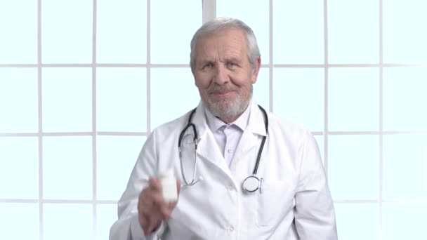 Medico anziano maschio positivo, ritratto . — Video Stock