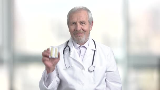 Médecin âgé pointant sur les pilules . — Video
