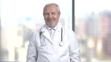 Haplarla, neşeli doktor bulanık arka plan.