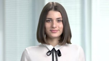 genç gülümseyen iş kadın portresi.