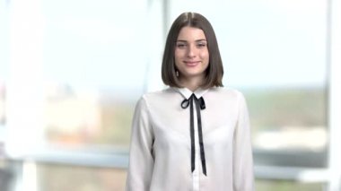 Güzel genç bayan, tamam işareti gösteriyor..
