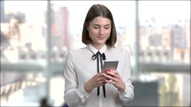 Çok gülümseyen kadın ile smartphone.
