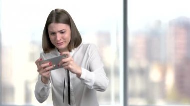 Neşeli kadın smartphone üzerinde oynama.