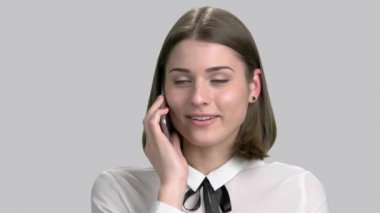 Smartphone ile mutlu kadın portresi.