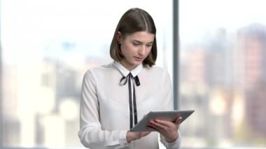 Dijital tablet üzerinde çalışan güzel bir genç kadın.