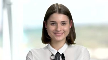 Mutlu kendine güvenen genç kadın kapatmak.