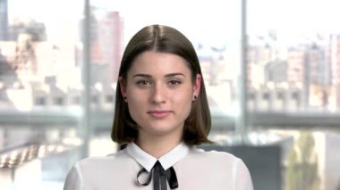 Mutlu genç kadın yumrukları sıktı.