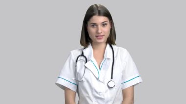 Kameraya konuşurken çok kadın doktor.