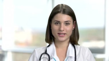 Neşeli doktor kameraya konuşurken kapatın.