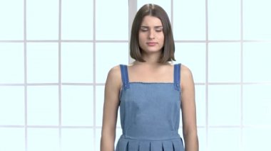 Baş ağrısı olan genç beyaz Bayan.