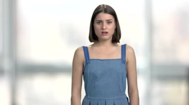 Arka plan bulanık genç çaresiz kadın.