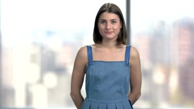 Genç kadın üzerinde arka plan bulanık rüya.