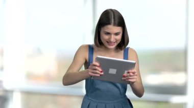 Komik kadın PC tablet üzerinde oynama.