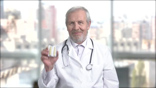 Profesjonalny lekarz wyświetlone leków pigułki. — Wideo stockowe