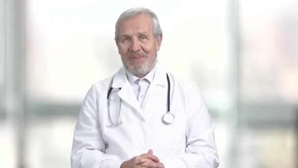 Allegro medico anziano che parla con la telecamera . — Video Stock