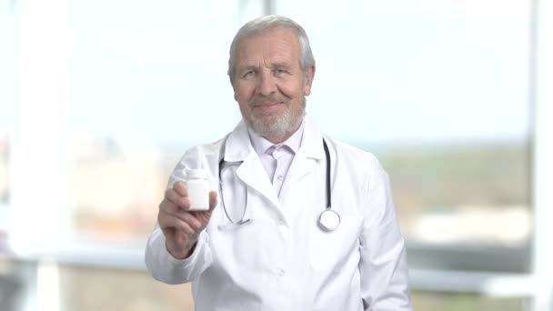Médico sênior segurando garrafa de pílulas . — Vídeo de Stock