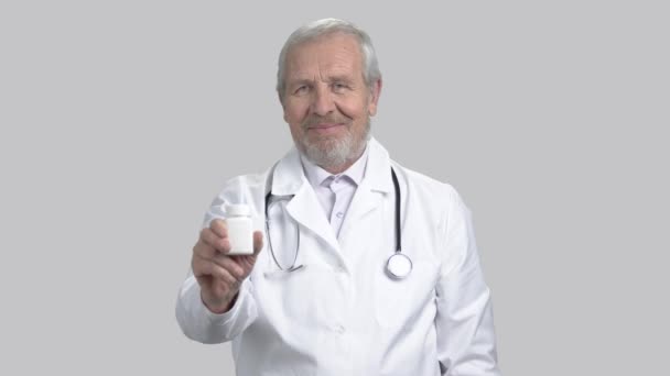 Портрет жизнерадостного врача с таблетками . — стоковое видео