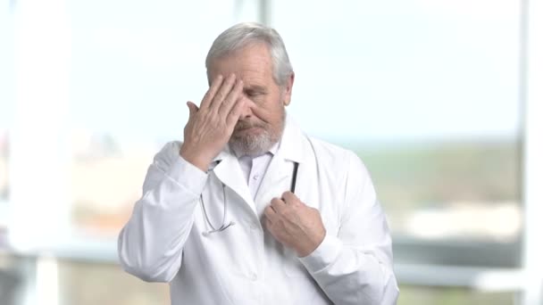 Senior medico triste su sfondo sfocato . — Video Stock