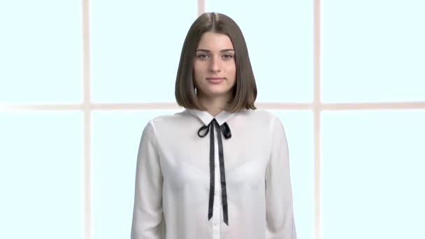 Portret van vrolijke jonge zakenvrouw. — Stockvideo