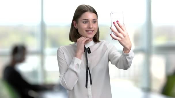 Mujer alegre hablando vía internet . — Vídeos de Stock