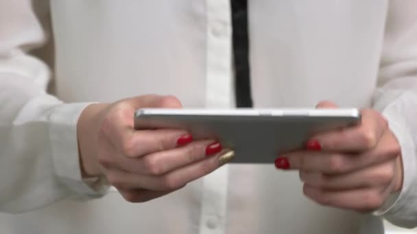 Detailní záběr žena pomocí smartphonu. — Stock video