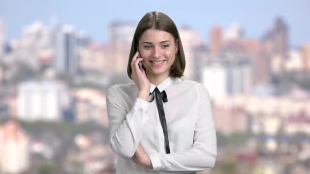 Hermosa mujer de negocios con teléfono inteligente . — Vídeos de Stock