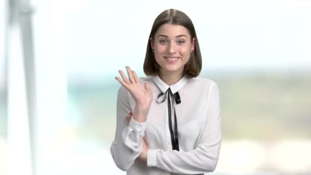 Young happy woman talking to camera. — Stock Video