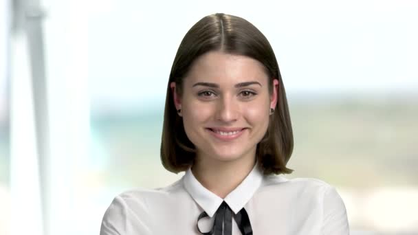 Közelről boldog magabiztos fiatal nő. — Stock videók