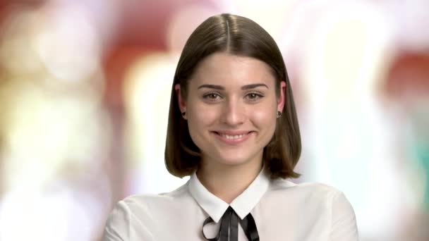 Portret van jonge vrolijke brunette. — Stockvideo