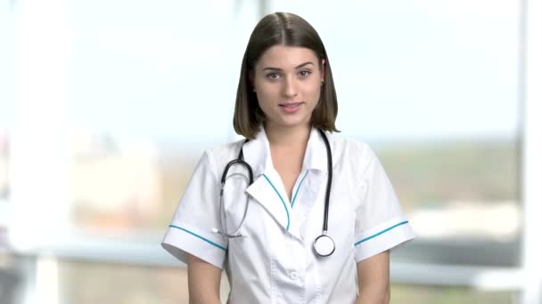 Jonge vrouwelijke arts praten met camera. — Stockvideo