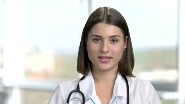 Close up medico allegro parlando con la fotocamera . — Video Stock