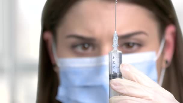 Close up syringe in nurse hand. — Stock Video