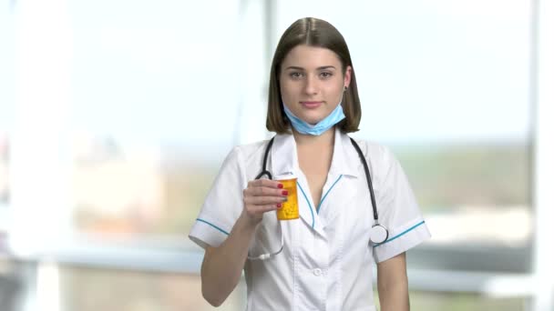 Happy medical worker holding medication bottle. — Stock Video