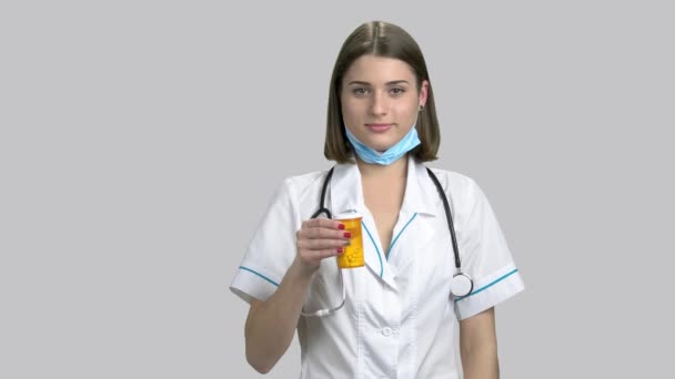 Doctor holding a bottle of prescription drugs. — Stock Video